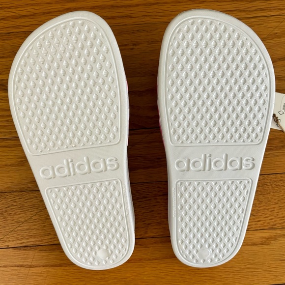 Adidas Slides Women’s 6 White Pink Adilette Aqua Sandals Casualwear Footwear New - Picture 6 of 6